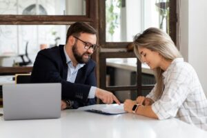 Voies de spécialisation pour les courtiers en assurance – article ASSUR3D
