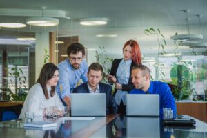 Courtier en assurance modernisant son logiciel avec une équipe rassurée et impliquée