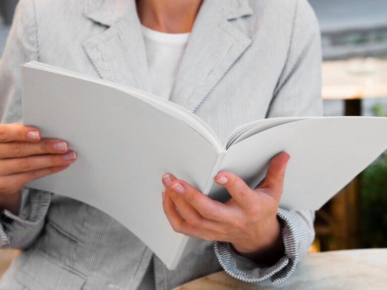 Courtier consultant un catalogue produits d’assurance