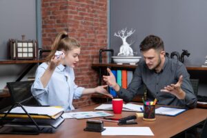 Illustration d’un courtier face à une marketplace d’assurance, entre rapidité et perte de valeur conseil