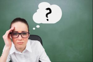 Femme se questionnant sur son avenir professionnel en assurance