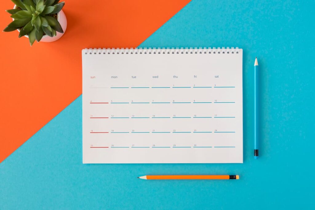 Calendrier vierge sur fond coloré pour l'organisation administrative du courtier