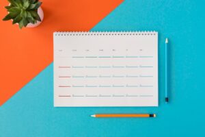 Calendrier vierge sur fond coloré pour l'organisation administrative du courtier